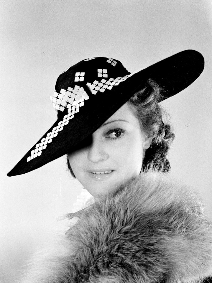 Miss France met winterhoeden van Helene Sorbier, juli 1936 - grote zwarte viltho, Bestanddeelnr 191-1207