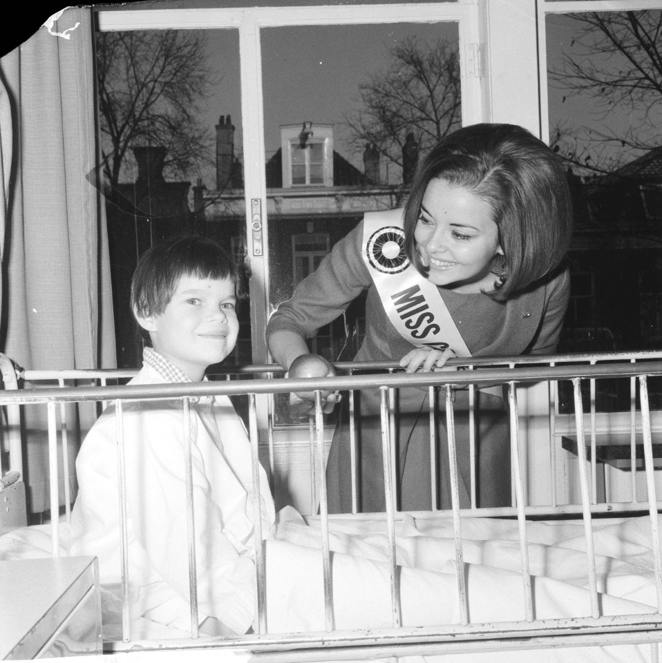 Miss Canada terwijl zij een kind een appel aanbiedt, Bestanddeelnr 918-4772