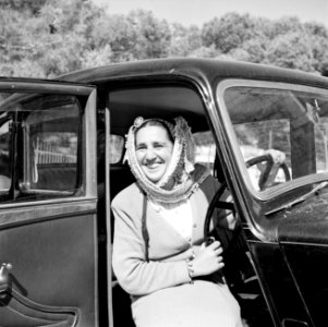 Miss Halaby aan het stuur van haar auto, Bestanddeelnr 255-1626