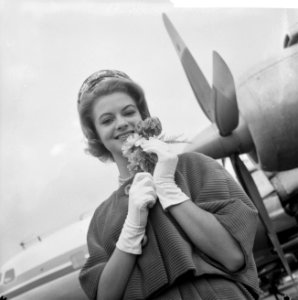 Miss Katoen Peune Percy ( 19 jaar 1.70 meter studente) op Schiphol, Bestanddeelnr 913-9912