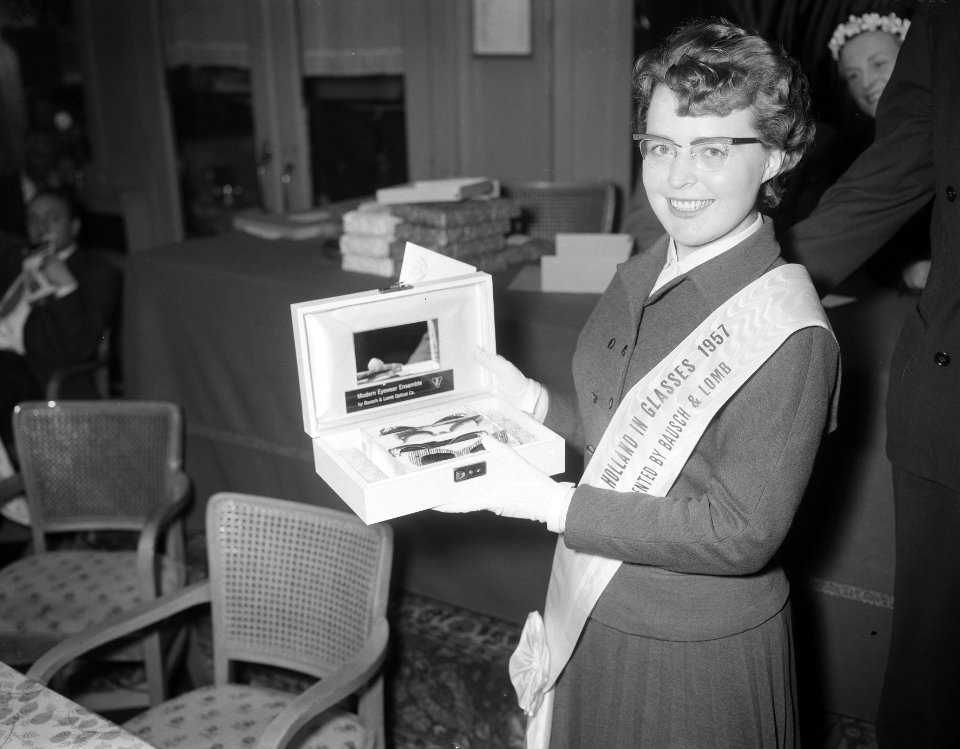 Miss Bril 1957 gekozen tijdens de opticiensvergadering in Krasnapolski, Bestanddeelnr 908-6672