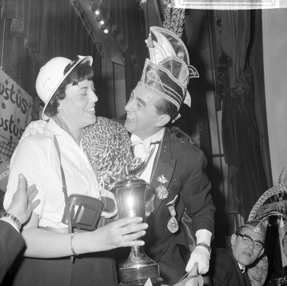 Miss Carnaval 1963 in Bellevue te Amsterdam gekozen, de 21 jarige Margo Driezen, Bestanddeelnr 914-8595