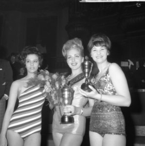 Miss Amsterdam 1962 Winnares Annette Breeker (midden), Bestanddeelnr 913-7557