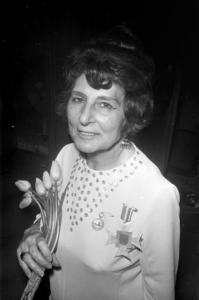 Miss Bejaarde 1968 gekozen, mevrouw H. van der Berg , 73 jaar. Mevrouw van der B, Bestanddeelnr 921-3596
