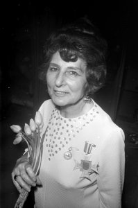 Miss Bejaarde 1968 gekozen, mevrouw H. van der Berg , 73 jaar. Mevrouw van der B, Bestanddeelnr 921-3596