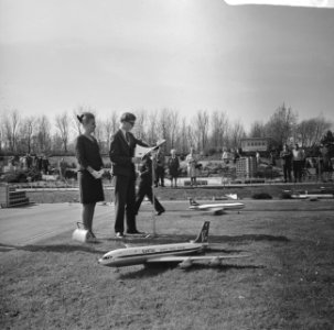 Miss Australie met vliegtuigmodel in Madurodam, Bestanddeelnr 919-0913