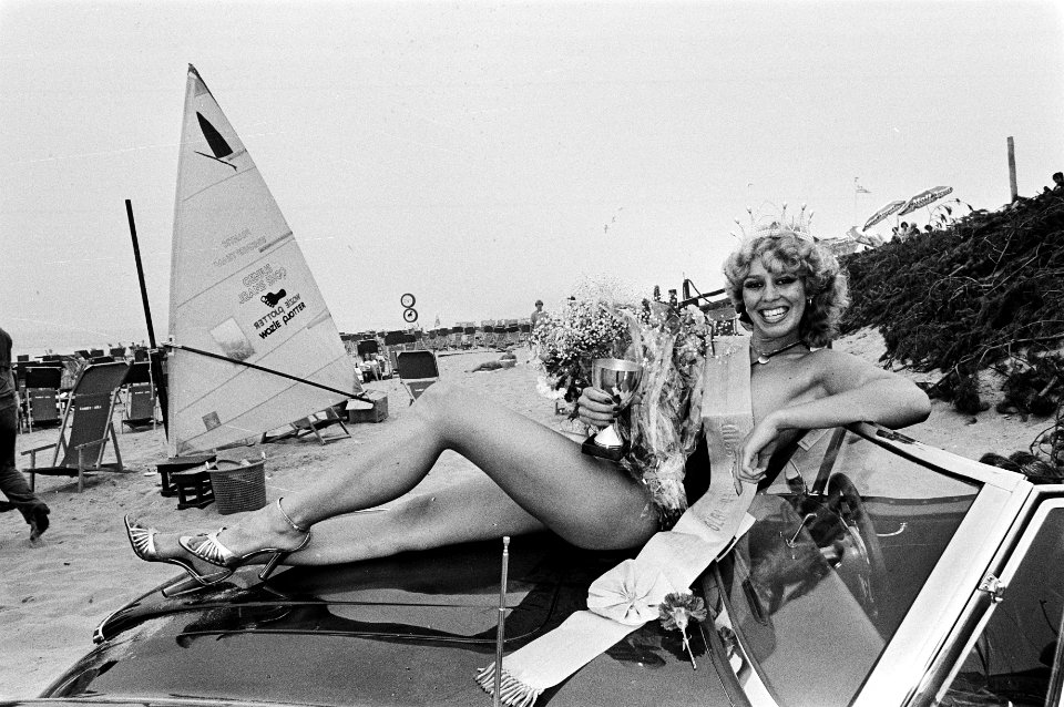 Miss Beach, de 16 jarige Sabrina Verner op een auto, Bestanddeelnr 930-3771