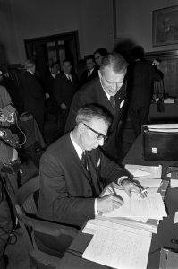 Ministers van Financien van EEG bijeen in Vredespaleis te Den Haag , Premier Zij, Bestanddeelnr 919-9875