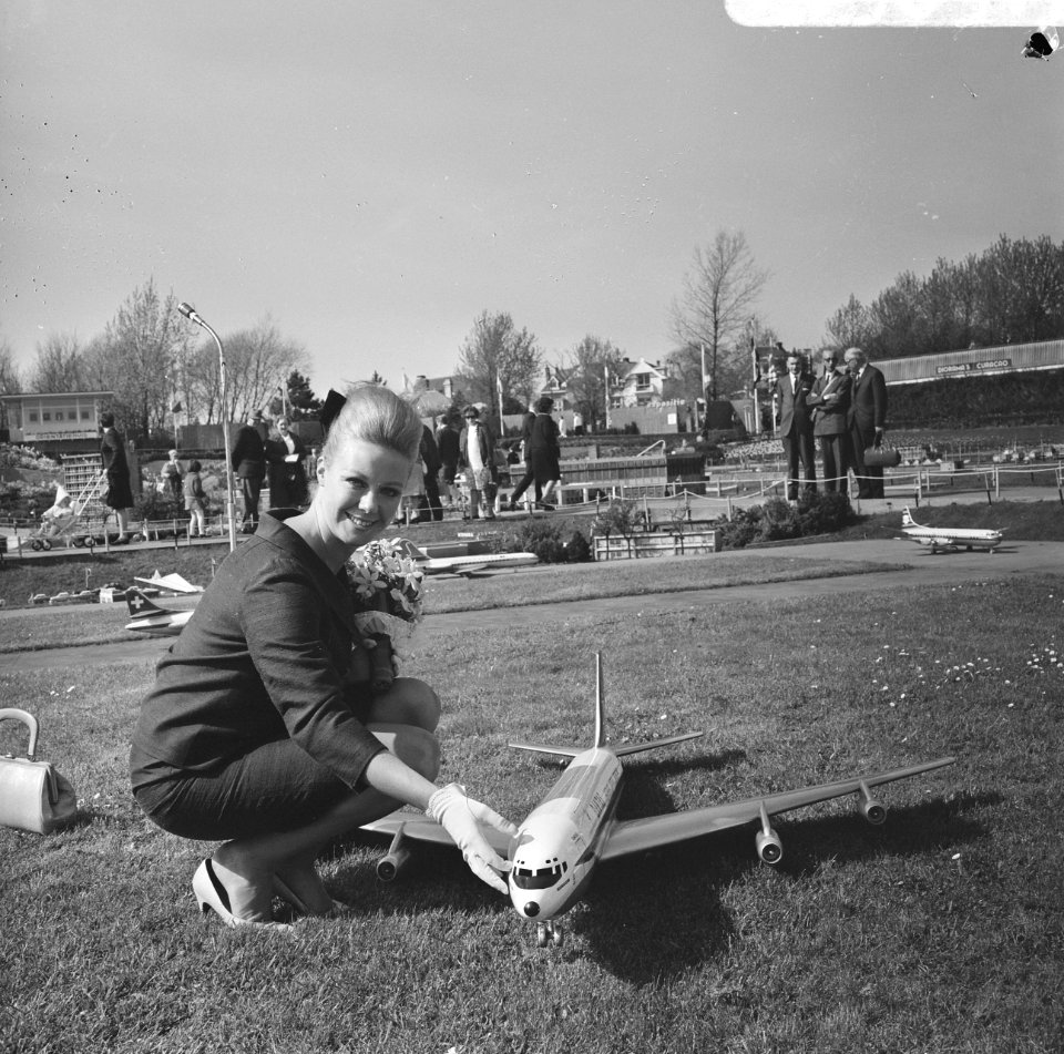 Miss Australie met vliegtuigmodel in Madurodam, Bestanddeelnr 919-0912
