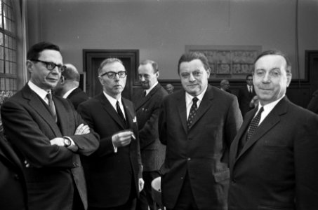 Ministers van Financien van EEG bijeen in Vredespaleis te Den Haag , v.l.n.r. Ma, Bestanddeelnr 919-9873