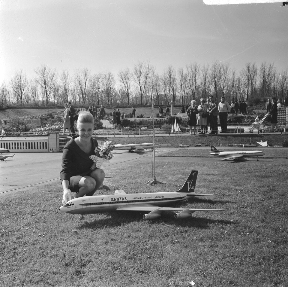 Miss Australie met vliegtuigmodel in Madurodam, Bestanddeelnr 919-0911