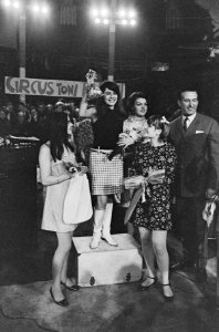 Miss Beat 1966 gekozen in circus-residentie Toni Boltini de nummers 1, 2 en 3, Bestanddeelnr 919-8902