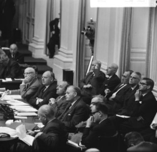 Ministers van het kabinet Cals achter de regeringstafel, Bestanddeelnr 918-3090