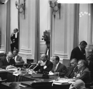 Ministers van het kabinet Cals achter de regeringstafel, Bestanddeelnr 918-3091