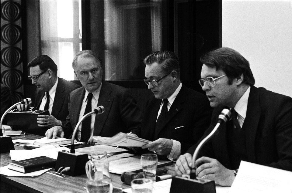 Ministers van Economische Zaken en Defensie, Van Aardenne en Scholten spreken me, Bestanddeelnr 929-6699