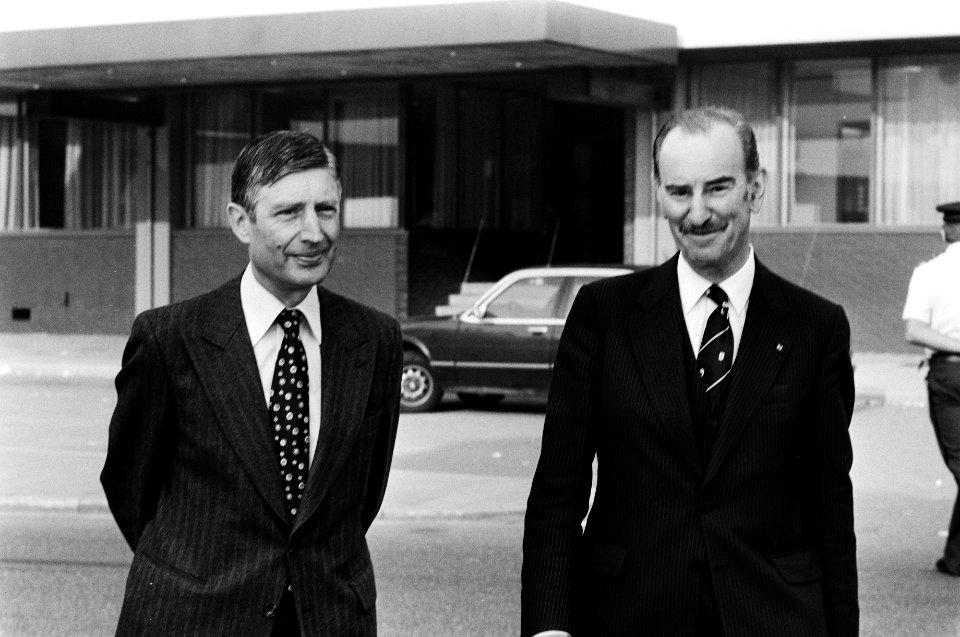 Ministers-presidenten, ministers, aankomst en vertrek, Klaauw, Chris van der, Bestanddeelnr 930-2657