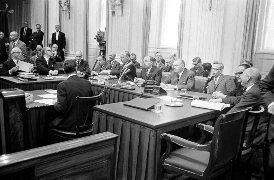 Ministers van het kabinet Cals achter de regeringstafel, Bestanddeelnr 918-3037