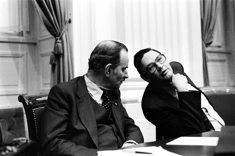 Ministers Van der Klaauw (Buitenlandse Zaken, l) en Van Aardenne, Bestanddeelnr 930-5075