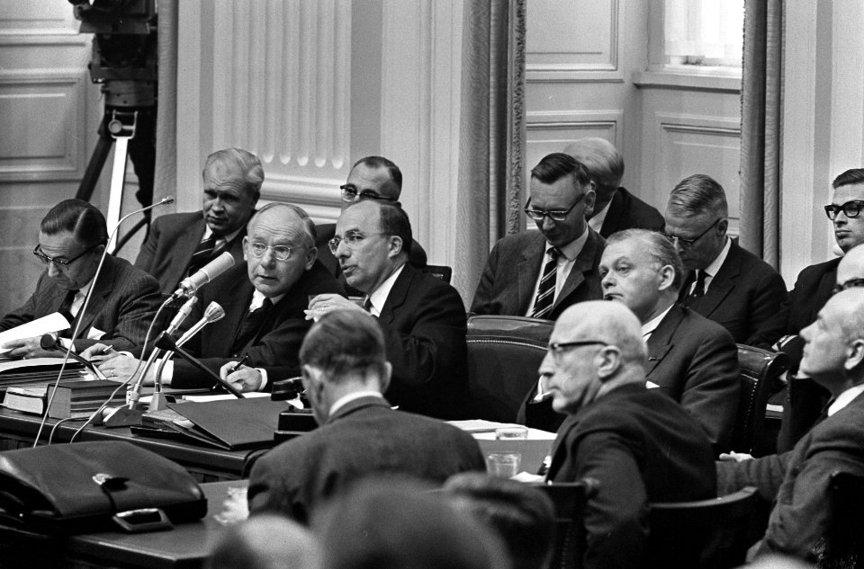Ministers van het kabinet Cals achter de regeringstafel, Bestanddeelnr 918-3036