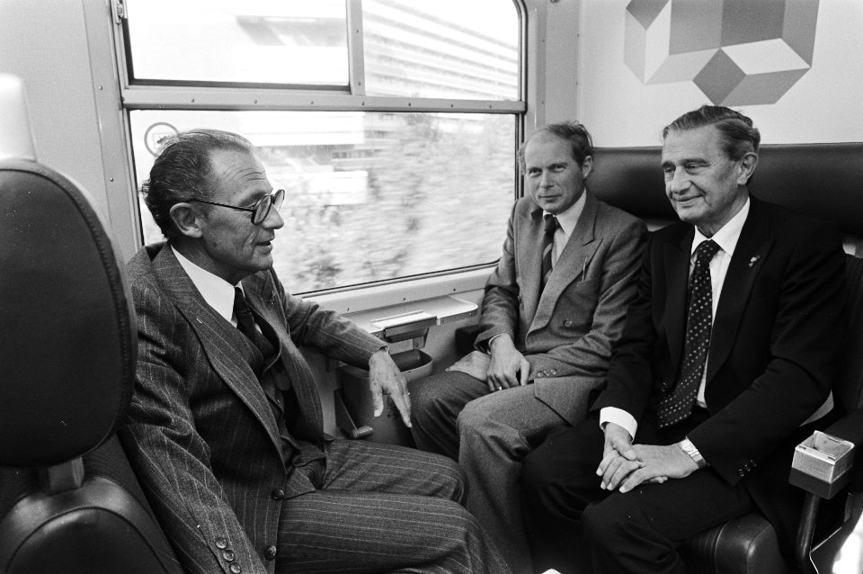 Ministers Tuijnman (r) en Beelaerts van Blokland (m) maken een rit met de trein, Bestanddeelnr 930-4649
