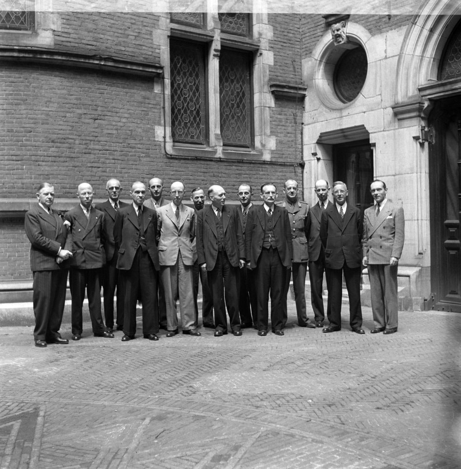 Ministers van het kabinet Schermerhor-Drees poseren, Bestanddeelnr 900-4623