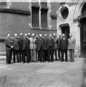 Ministers van het kabinet Schermerhor-Drees poseren, Bestanddeelnr 900-4623