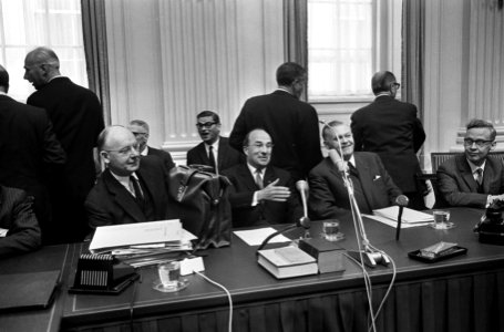 Ministers Vondeling, Cals (premier), Smallenbroek en Diepenhorst gezeten achter , Bestanddeelnr 918-3038
