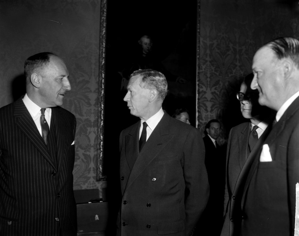 Ministersconferentie van de West Europese Unie in Den Haag. Vlnr. Luns, M. Couve, Bestanddeelnr 915-6729