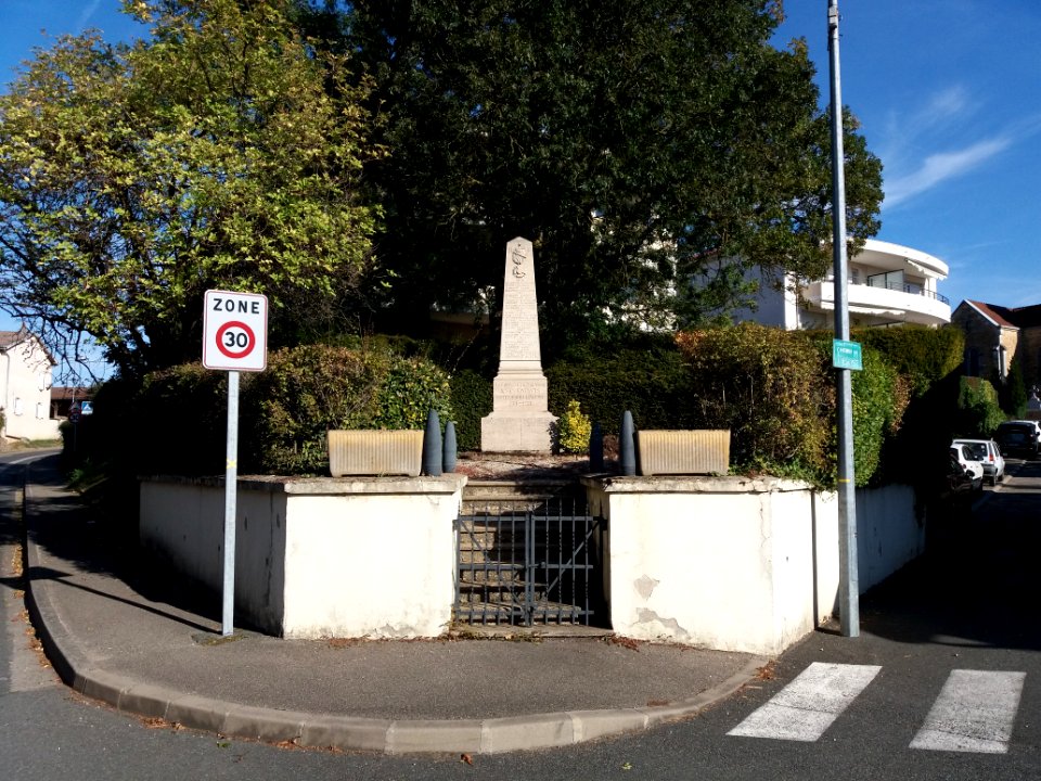 Mionnay - Monument aux morts, vue d'ensemble