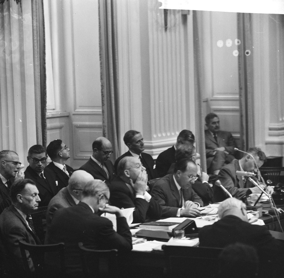 Ministers van het kabinet Cals achter de regeringstafel, Bestanddeelnr 918-3092
