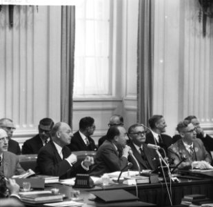 Ministers van het kabinet Cals achter de regeringstafel, Bestanddeelnr 918-3089