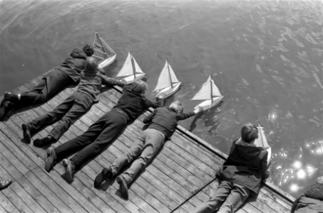 Minizeilwedstrijden op de Bosbaan. Start van de skarpies, Bestanddeelnr 921-3638 photo