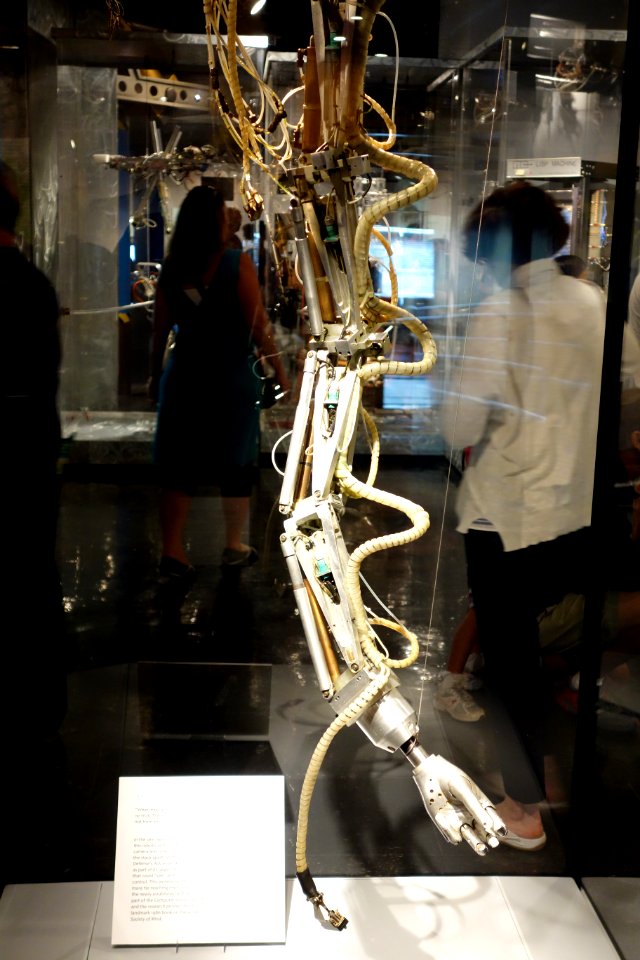 Minsky's robot arm, late 1960s, view 1 - MIT Museum - DSC03757