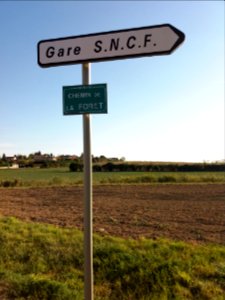 Mionnay - Chemin de la Forêt, panneau gare SNCF