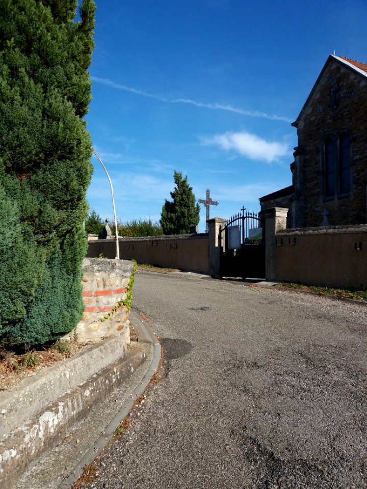 Mionnay - Chemin de l'église, puits et cimetière