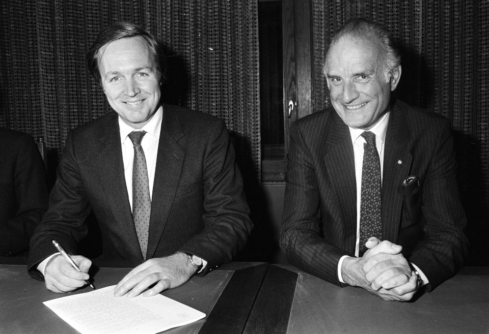 MIP-directeur ir. A. G. de Boer (r) en Jan Terlouw, Bestanddeelnr 932-3853