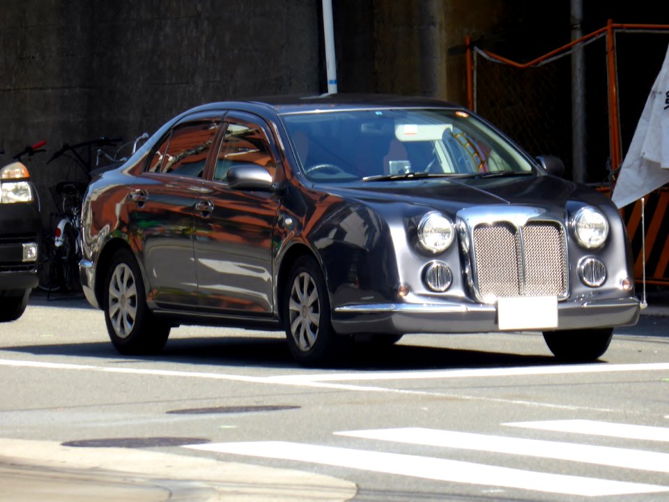Mitsuoka Galue 2-04 front