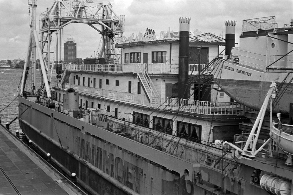 Mississippi raderboot Mark Twain wordt over 't IJ versleept in dokschip, Bestanddeelnr 933-3769