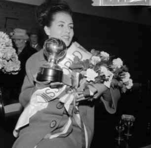 Miss World Rina Lodders weer thuis met de prijs en zilveren globe, Bestanddeelnr 914-4987
