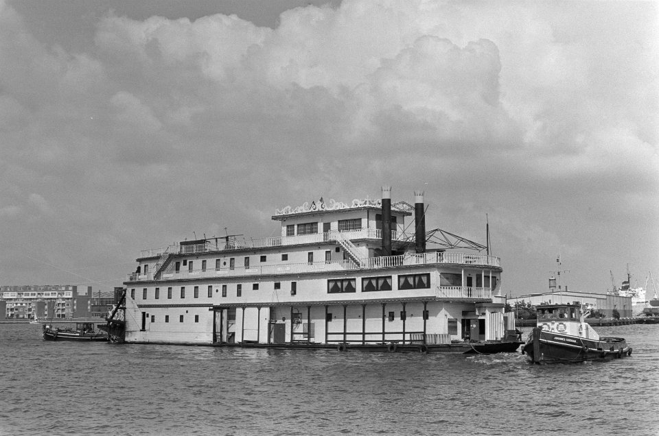 Mississippi raderboot Mark Twain wordt over 't IJ versleept, Bestanddeelnr 933-3768