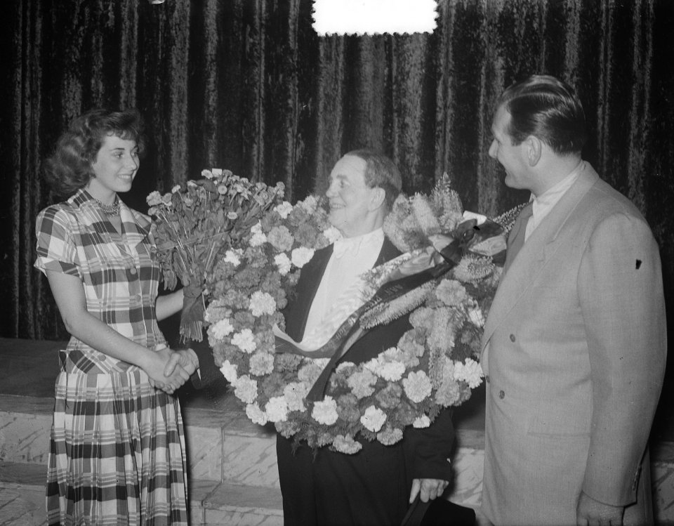 Miss Zandvoort 1951 Mimi Kok met Piet Kohler en Kees Manders, Bestanddeelnr 904-6849