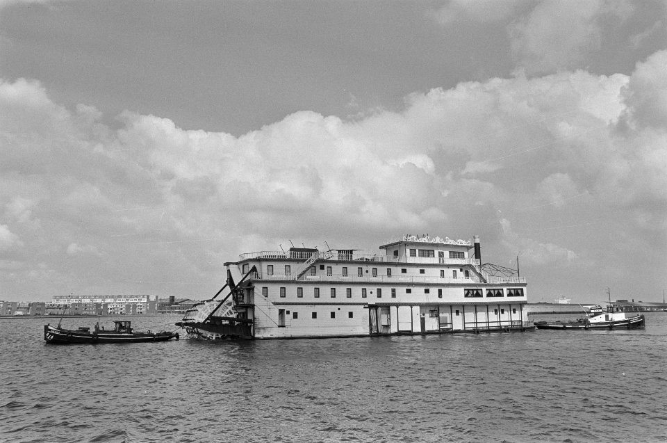 Mississippi raderboot Mark Twain wordt over 't IJ versleept, Bestanddeelnr 933-3767