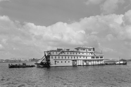Mississippi raderboot Mark Twain wordt over 't IJ versleept, Bestanddeelnr 933-3767