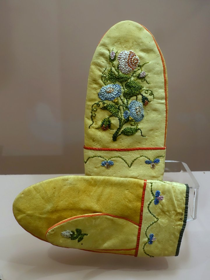 Mittens, Montagnais, collected in southern Quebec in 1892, caribou skin, moosehair - Native American collection - Peabody Museum, Harvard University - DSC05832