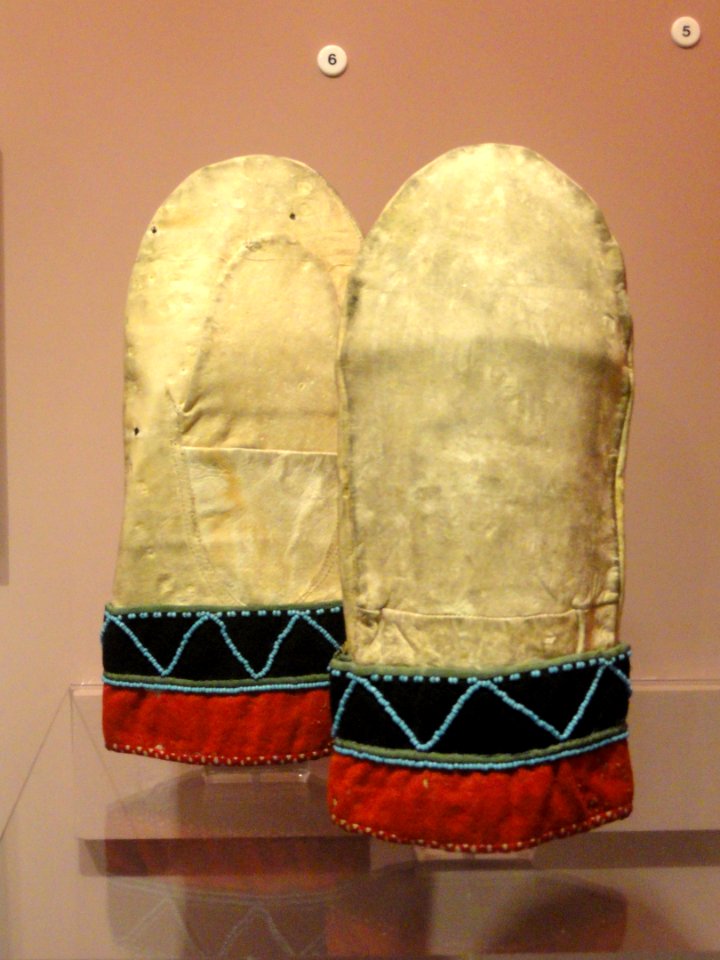 Mittens, Naskapi - Native American collection - Peabody Museum, Harvard University - DSC05460