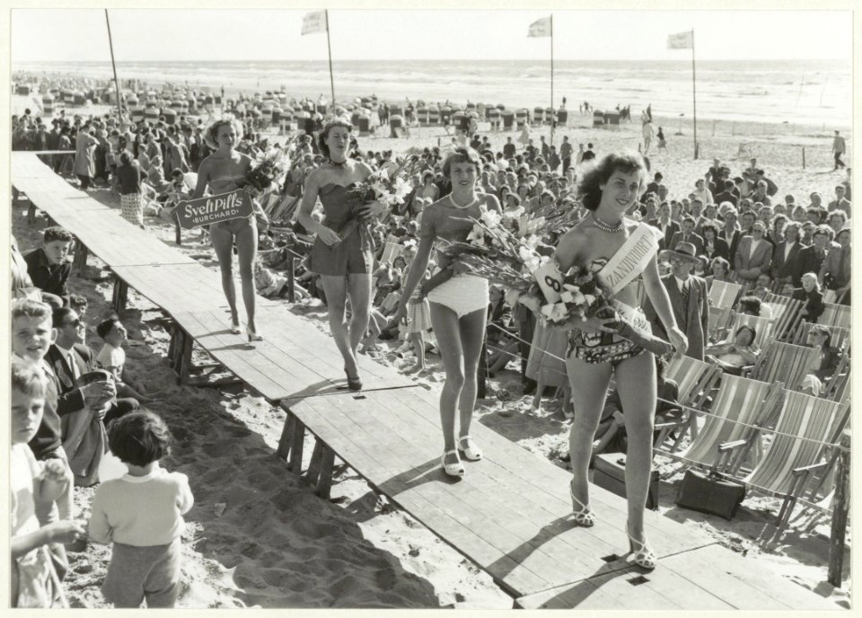 Miss Zandvoort verkiezing 1951 vooraan winnares Mimi Kok. NL-HlmNHA 54031523