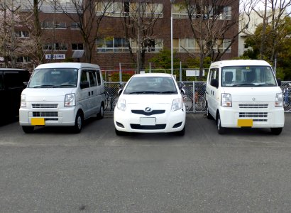Mitsubishi MINICAB VAN (DS64V) & Toyota Vitz (XP130) & Suzuki EVERY VAN (DA64V) front