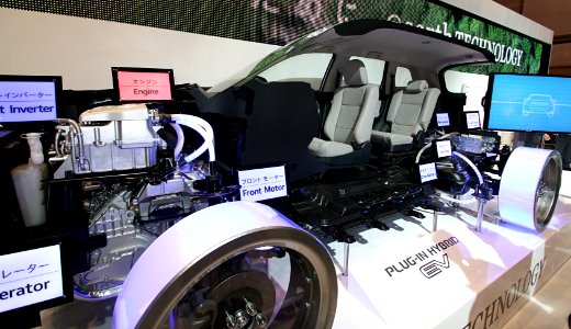 Mitsubishi Outlander PHEV cutaway photo