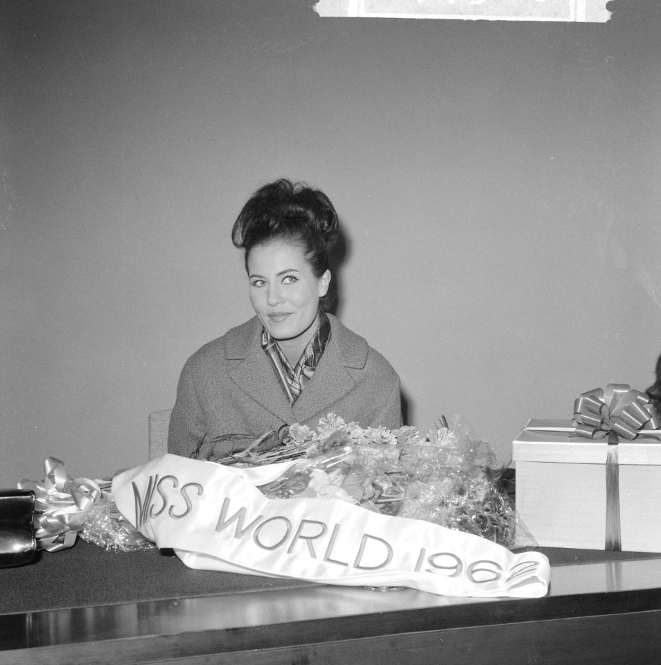 Miss World Rina Lodders weer thuis met de prijs en zilveren globe, Bestanddeelnr 914-4986