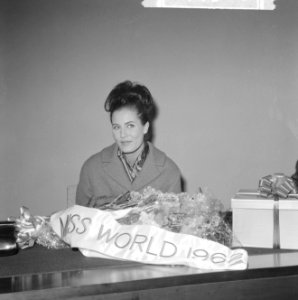 Miss World Rina Lodders weer thuis met de prijs en zilveren globe, Bestanddeelnr 914-4986